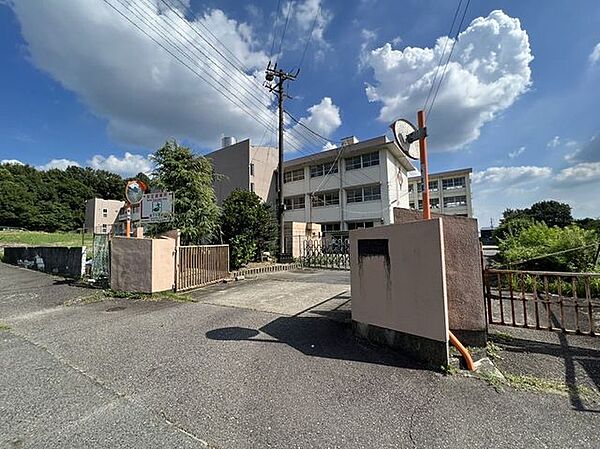 坂下小学校 560m