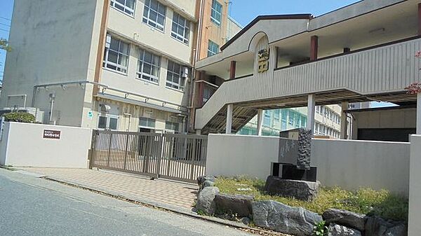 日比野中学校 930m