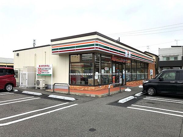 セブンイレブン名古屋長須賀店 徒歩7分。 560m