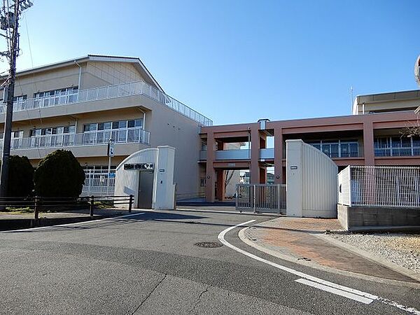 加木屋小学校 210m
