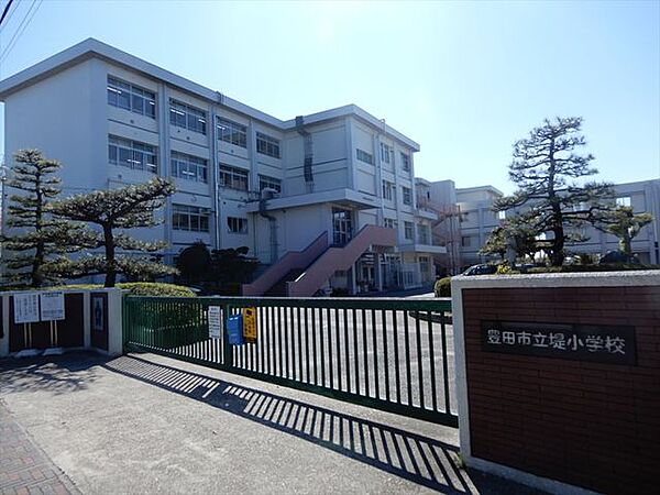 堤小学校 820m
