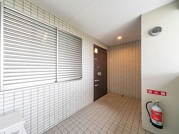 玄関前には専用のアルコーブが御座います。