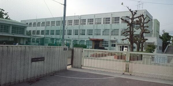 伊勝小学校 320m