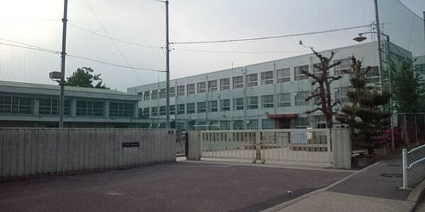 伊勝小学校 徒歩約1分 60m