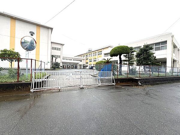 弥生小学校 1300m