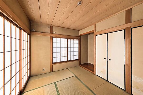 2面採光の1階和室です。
