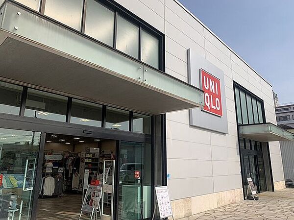 ユニクロ室川店 672m