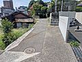 前面道路は傾斜...