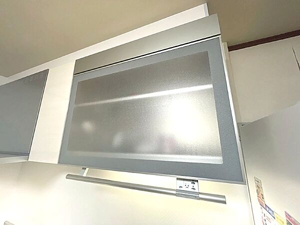 空間に溶け込む上部収納で、キッチンをすっきりと保てます。下部のライトが手元を明るく照らします。