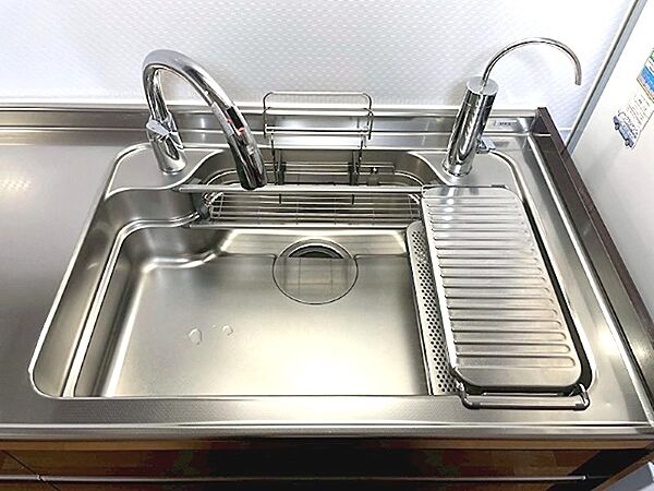 広々としたシンクは、調理の効率を高めます。シャワー機能付き水栓と浄水器も備わり、日々の家事をサポートします。