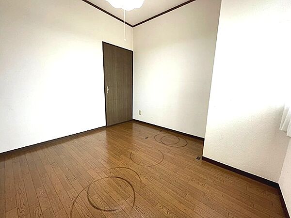 収納スペースのある洋室は、シンプルな内装で、家具の配置がしやすい空間です。寝室としてだけでなく、趣味のお部屋としてもご活用いただけます。