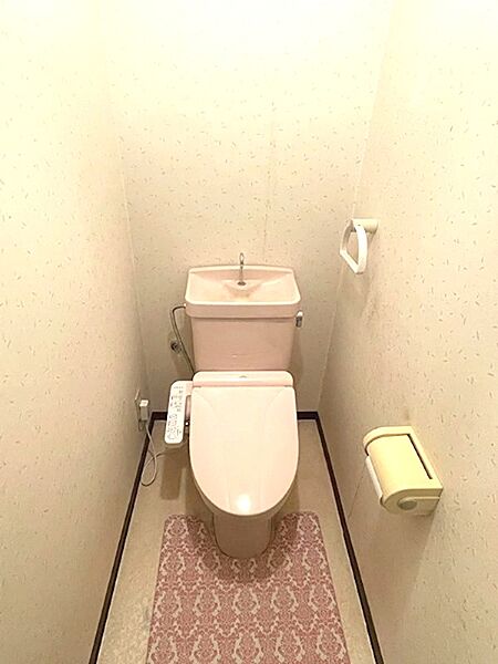 温水洗浄便座付きのトイレは、清潔感があり快適にお使いいただけます。手洗い器も備わっており、衛生面にも配慮されています。