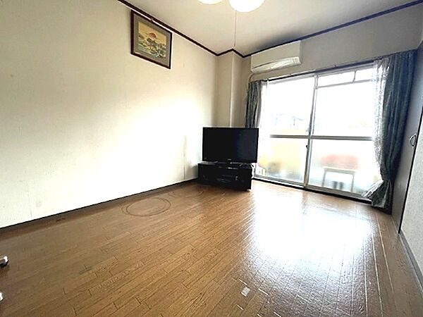 陽光が差し込む窓のある居室は、居住スペースとしてだけでなく、書斎や趣味の部屋としても活用できます。