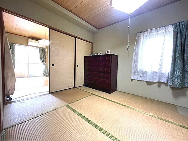 陽光が差し込む和室は、落ち着いた時間を過ごすのに適した空間です。隣接する部屋との間仕切りを開ければ、開放的な空間としても活用できます。