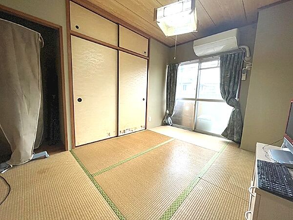 趣のある和室は、落ち着いた雰囲気を演出します。窓からの自然光が心地よい空間です。収納も豊富で、機能的な住まいを実現します。