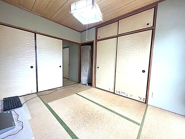 畳の香りが心地よい和室。収納も豊富で、生活空間をすっきりと保てます。