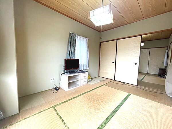 和の趣を感じる居室は、お昼寝スペースや趣味の部屋としても活用できます。畳の香りに包まれて、心安らぐ時間をお過ごしください。