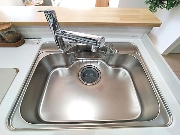 使いやすい広々としたシンクは、お料理の効率をアップします。伸びるシャワーホースで、隅々まできれいに。