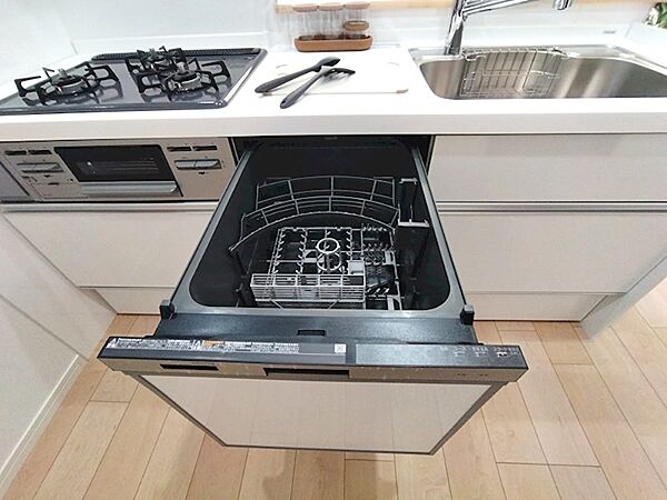 食洗機を装備したキッチンは、毎日の家事をサポート。ゆとりの時間を生み出し、日々の暮らしに心地よさをもたらします。