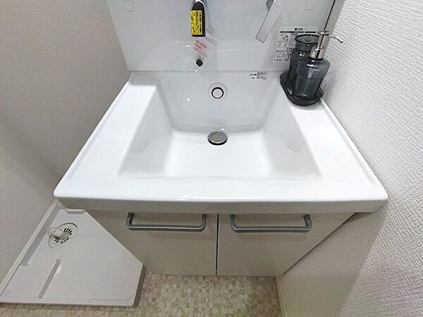 清潔感あふれる洗面台は、毎日の身だしなみを整える場所。収納スペースも確保され、使い勝手の良い設計です。洗練された空間で、快適な朝を迎えませんか。