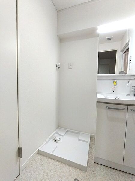 清潔感のある洗面台は、毎日の身だしなみも快適に整えられます。洗濯機置き場も確保されており、家事動線もスムーズです。