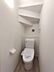 トイレ：清潔感のある白い壁と温かみのある床材が調和したトイレ空間。トイレットペーパーホルダーやタオルリングも設置され、使い勝手にも配慮されています。気持ちよくお使いいただけます。