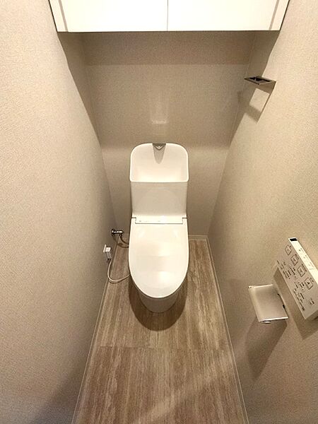 清潔感のある空間で、気持ちの良いひとときを。上部には収納棚も備わり、トイレットペーパーなどのストックもすっきり収まります。