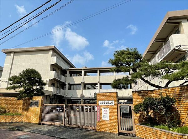 北九州市立あやめが丘小学校（441m）