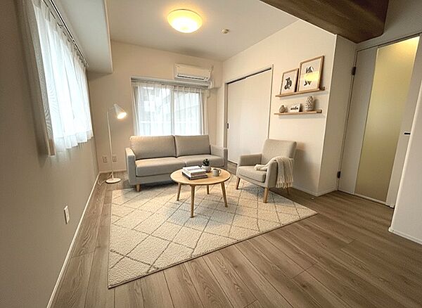 明るい陽光が差し込むリビング◎　※家具等はCGを合成したものになります。