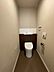 トイレ：落ち着いた色調でまとめられたトイレ空間。手洗いカウンター付きで快適にご利用いただけます。
