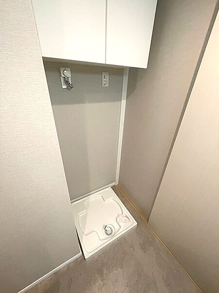 洗濯機置き場には防水パンを設置し、水漏れによるトラブルを軽減します。上部には収納もございます。