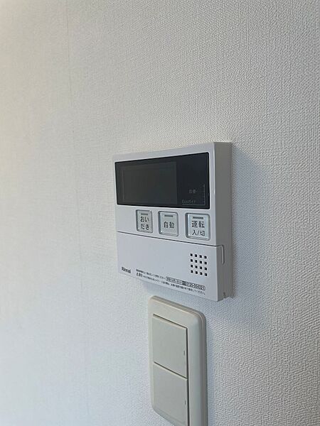 お湯張りから追いだきまでボタンひとつで操作できる給湯器リモコンを設置。日々の家事をサポートします。