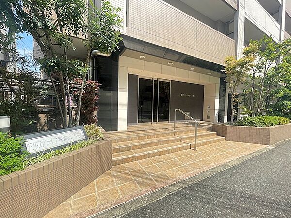 豊かな緑に彩られたエントランスが印象的です。日々の暮らしに安らぎを添える、落ち着いた住まいを見つけませんか。
