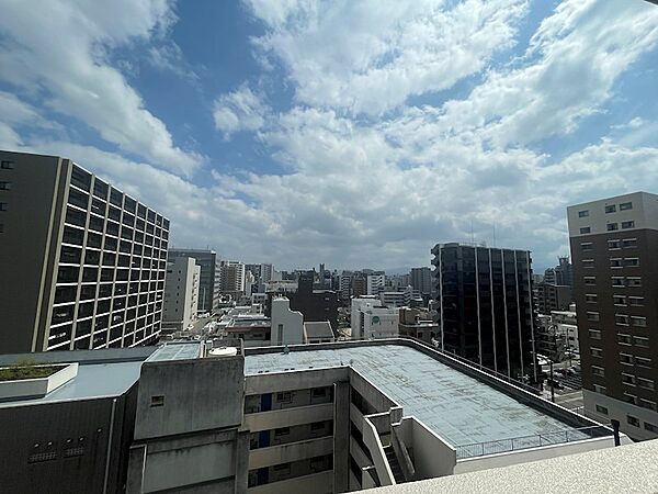 都心の空と街並みを望む、開放感あふれる眺望。遠くまで見渡せる景色が、日々の暮らしに広がりを与えます。