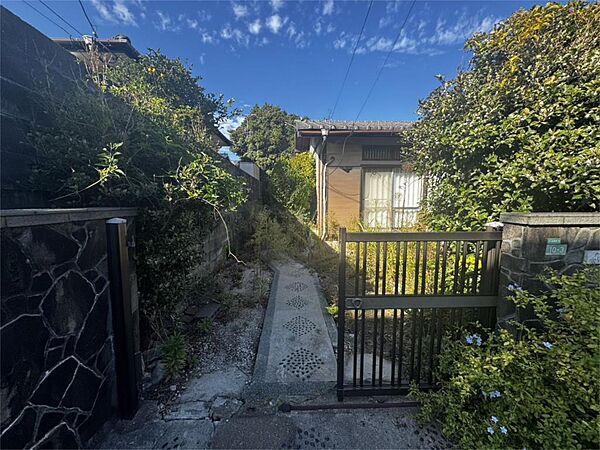 緑豊かなアプローチが印象的な住まい。自然に囲まれた環境で、穏やかな暮らしを始めてみませんか。**（50字）**