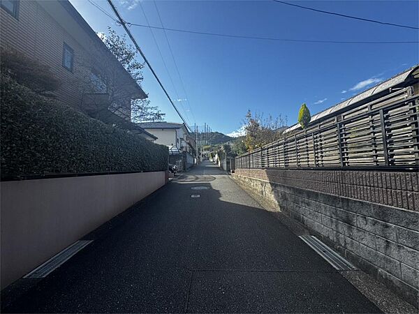 陽光が降り注ぐ、穏やかな住環境。広々とした前面道路で、開放感のある暮らしを。新しい生活を始める場所として、ぜひご検討ください。