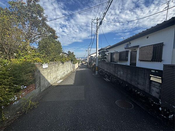 周辺には閑静な住宅街が広がり、穏やかな住環境が魅力です。交通量が少なく、安心して暮らせる立地です。