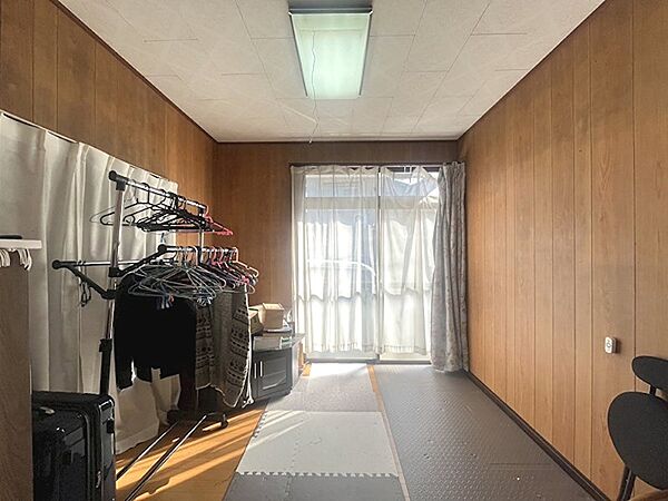 陽光が差し込む明るい空間。お洗濯物を干したり、趣味の部屋としても活用できます。