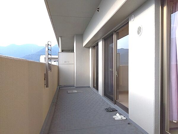 山々を望む開放的なバルコニー。日々の洗濯物干しはもちろん、外の空気を感じながらリラックスできる空間です。