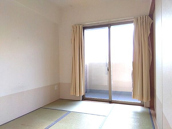窓から光が差し込む和室。畳の香りに包まれ、日当たりの良い空間で心地よい時間をお過ごしいただけます。