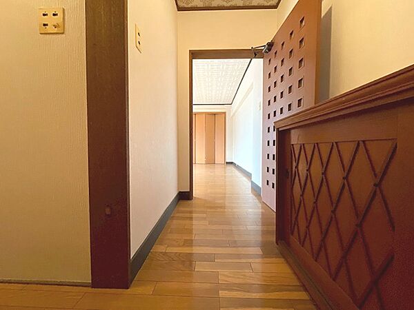 温かみのある木目調の玄関は、毎日の「いってきます」「ただいま」を優しく彩ります。広々とした玄関は、お客様を気持ちよく迎え入れ、日常にゆとりと安らぎをもたらします。