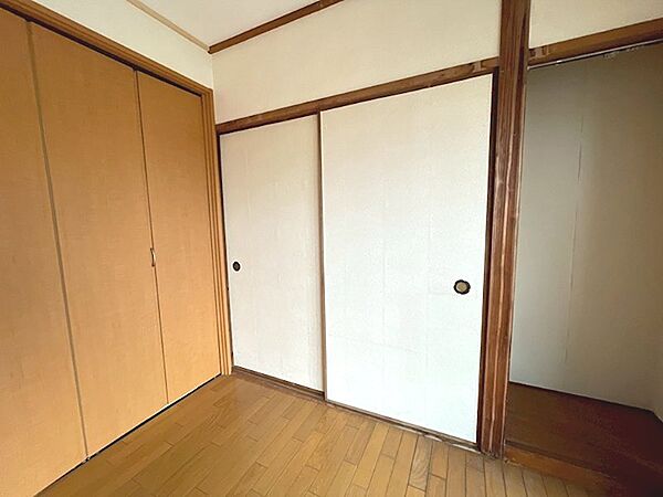 洋服や小物もすっきりと収納できるクローゼットと、布団などの収納に便利な押し入れをご用意しました。空間を有効活用できます。