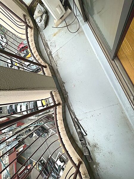 都会の景色を望むバルコニー。開放感のある空間で、外の空気を感じながらリフレッシュできます。