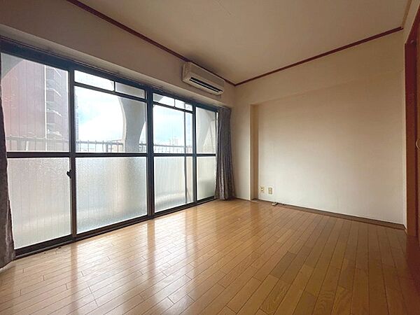 大きな窓から明るい光が差し込む洋室。様々な家具が馴染みやすいシンプルな空間です。