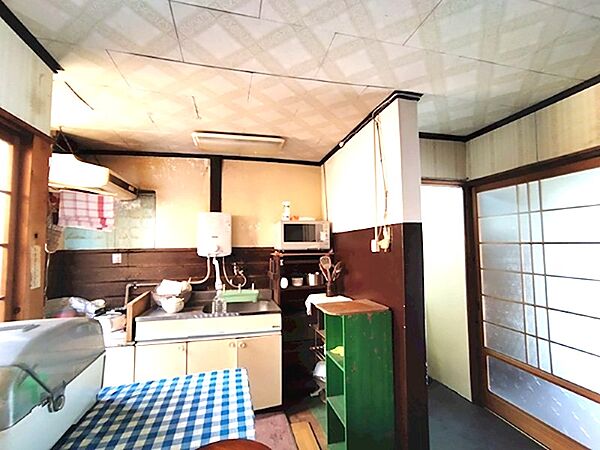 レトロな雰囲気のキッチンは、どこか懐かしさを感じる空間です。ご自身のセンスでリフォームやDIYを楽しみ、理想の住まいを創造してみてはいかがでしょうか。