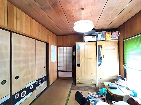 趣のある和室は、落ち着いた雰囲気を醸し出します。収納も充実しており、すっきりとした空間を保てます。