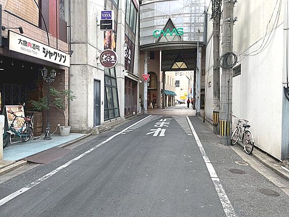 様々な店舗が並...