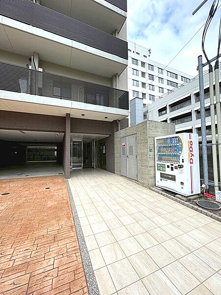 落ち着いた色合いのタイルが広がるエントランス。建物の雰囲気に調和したデザインで、住まう方を優しく迎えます。