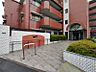 エントランス：スーパーやコンビニが徒歩8分圏内と日々のお買い物に困りません