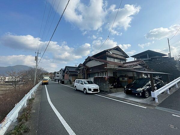 前面道路は車の通りも少なく、落ち着いた環境です。穏やかな日常が送れるでしょう。
